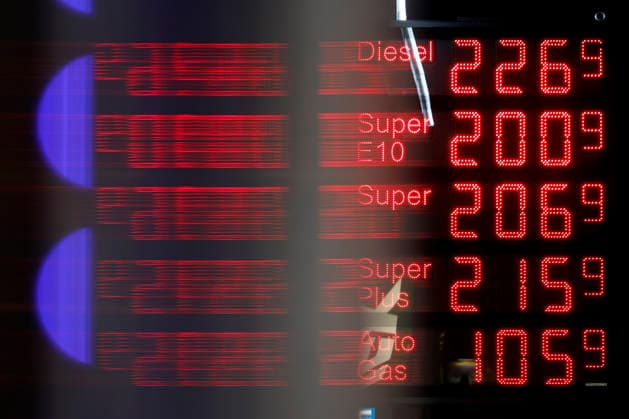 Spritpreise an einer nächtlichen Avex-Tankstelle bei Köln. Preissteigerungen wegen des Iran-Krieg und der möglichen Schließung der Meerenge von Hormuz machen das Tanken in Deutschland immer teurer: Diesel und Benzin springen über die 2-Euro-Marke. Die Politik hat eine Spritpreisbremse beschlossen, nach der Spritpreise nur noch einmal täglich erhöht werden dürfen. (Themenbild, Symbolbild) Frechen, 26.03.2026 NRW Deutschland *** Fuel prices at an Avex filling station near Cologne at night Price increases due to the Iran war and the possible closure of the Strait of Hormuz are making refueling in Germany increasingly expensive Diesel and gasoline are jumping over the 2 euro mark Politicians have decided on a fuel price brake, according Copyright: xChristophxHardtx