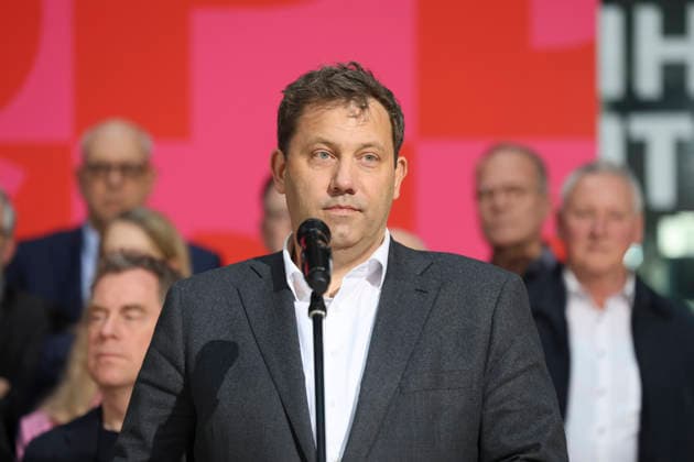 Lars Klingbeil nach der Sondersitzung des SPD Präsidium im Willy Brandt Haus am 27.03.26 in Berlin. SPD Statement nach Sondersitzung in Berlin *** Lars Klingbeil after the special meeting of the SPD Presidium in the Willy Brandt House on 27 03 26 in Berlin SPD statement after special meeting in Berlin