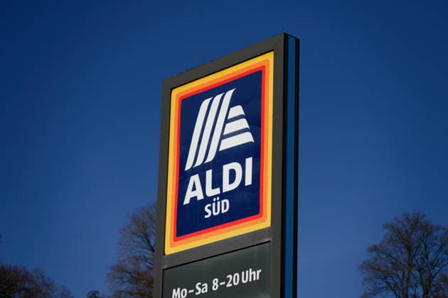 Aldi Süd Supermarkt Schild vor blauem Himmel Außenlogo eines Aldi Süd Discounters mit Öffnungszeiten. Aufgenommen vor einem klaren blauen Himmel an einem sonnigen Tag. (License=RM) Copyright: xZoonar.com GerdxHarderx 24824878