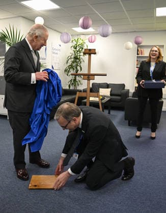 . 27 03 2026. Oxford, United Kingdom. King Charles III unveils a plaque and it accidentally falls to the floor during a visit to Oxford PV, a globally-recognised pioneer of solar technology in Oxford, United Kingdom.  xPoolx xi-Imagesx IIM-26667-0003