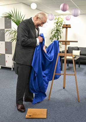 . 27 03 2026. Oxford, United Kingdom. King Charles III unveils a plaque and it accidentally falls to the floor during a visit to Oxford PV, a globally-recognised pioneer of solar technology in Oxford, United Kingdom.  xPoolx xi-Imagesx IIM-26667-0005