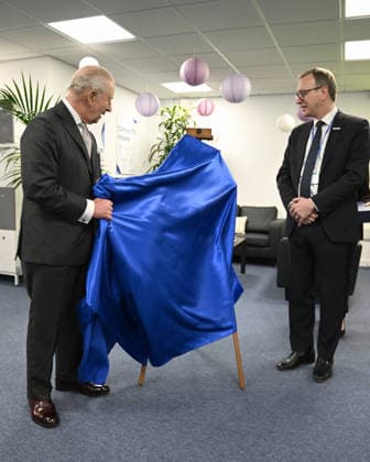 . 27 03 2026. Oxford, United Kingdom. King Charles III unveils a plaque and it accidentally falls to the floor during a visit to Oxford PV, a globally-recognised pioneer of solar technology in Oxford, United Kingdom.  xPoolx xi-Imagesx IIM-26667-0007