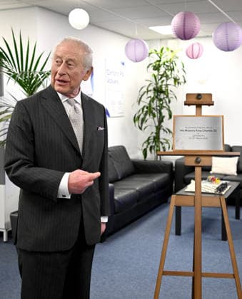 . 27 03 2026. Oxford, United Kingdom. King Charles III unveils a plaque and it accidentally falls to the floor during a visit to Oxford PV, a globally-recognised pioneer of solar technology in Oxford, United Kingdom.  xPoolx xi-Imagesx IIM-26667-0010