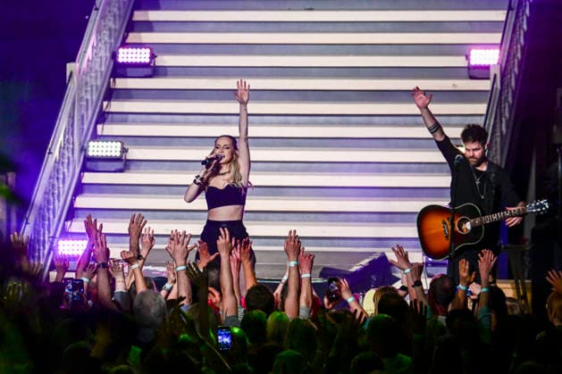 Konzert - Naschenweng Melissa beim Konzert im Rahmen von 10 Jahre InnCarree Mühldorf und 30 Jahre Wimmer Schreinerei und Einrichtungshof Mühldorf InnCarree Oberbayern Deutschland