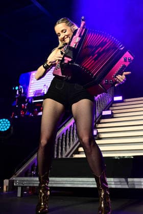 Konzert - Naschenweng Melissa beim Konzert im Rahmen von 10 Jahre InnCarree Mühldorf und 30 Jahre Wimmer Schreinerei und Einrichtungshof Mühldorf InnCarree Oberbayern Deutschland