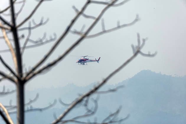 Helicopters Battle Wildfires in Chiang Mai, Thailand - 27 Mar 2026 An AS350 helicopter from the Ministry of Natural Resources and Environment conducts aerial firefighting operations over mountainous forest areas in Chiang Mai, northern Thailand, flying through smoke-filled valleys as authorities battle ongoing wildfires and severe PM2.5 air pollution. Chiang Mai Thailand Copyright: xPongmanatxTasirix xSOPAxImagesx PTASIRI270326R6II5687