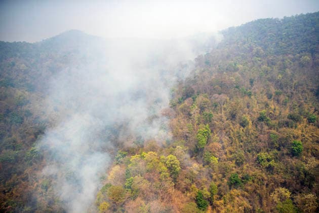 March 27, 2026, Chiang Mai, Thailand: Smoke rises from a wildfire burning through mountainous forest areas in Chiang Mai, northern Thailand, as authorities work to contain the spread of flames. The ongoing fires contribute to worsening air quality and elevated PM2.5 levels across the region. Chiang Mai Thailand - ZUMAs197 20260327_aaa_s197_341 Copyright: xPongmanatxTasirix