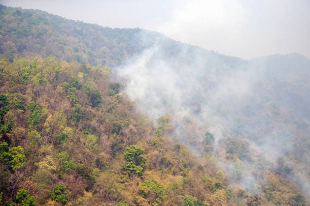 March 27, 2026, Chiang Mai, Thailand: Smoke rises from a wildfire burning through mountainous forest areas in Chiang Mai, northern Thailand, as authorities work to contain the spread of flames. The ongoing fires contribute to worsening air quality and elevated PM2.5 levels across the region. Chiang Mai Thailand - ZUMAs197 20260327_aaa_s197_347 Copyright: xPongmanatxTasirix