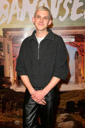 Joshua Seelenbinder beim Special Screening Banausen - Comedy. Theater. Chaos. im Deutschen Theater. Berlin, 27.03.2026