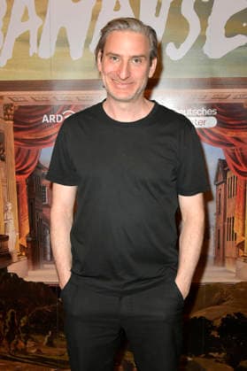 Jonas Hien beim Special Screening Banausen - Comedy. Theater. Chaos. im Deutschen Theater. Berlin, 27.03.2026