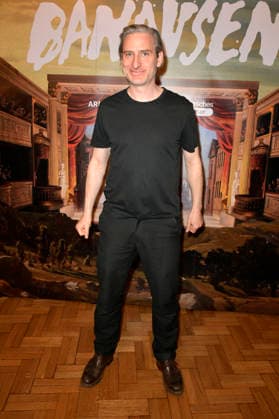 Jonas Hien beim Special Screening Banausen - Comedy. Theater. Chaos. im Deutschen Theater. Berlin, 27.03.2026