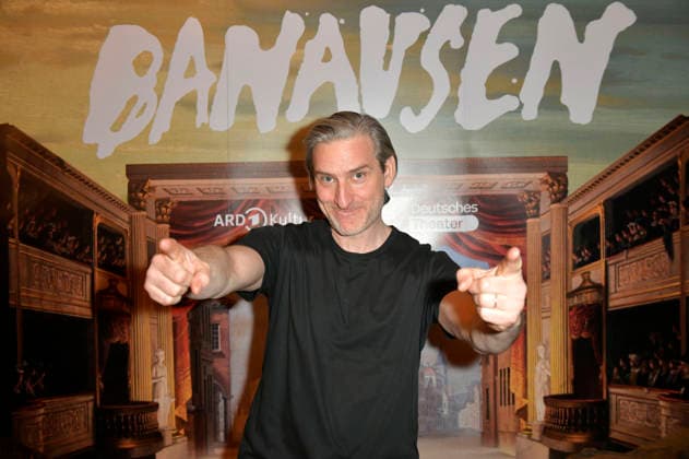 Jonas Hien beim Special Screening Banausen - Comedy. Theater. Chaos. im Deutschen Theater. Berlin, 27.03.2026
