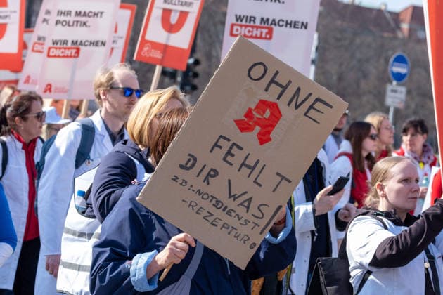 Unter dem Motto Uns gibt s nicht zum Niulltarif protestieren in Berliner mehrere tausend Apotheker. Die Apotheken fordern höhere Honorare und befürchten ein unzureichenden Medikamentenversorgung, wenn die derzeitige Schließungswelle weiter anhält. Under the slogan We won t work for free, several thousand pharmacists are protesting in Berlin. The pharmacies are demanding higher fees and fear that the supply of medications will be insufficient if the current wave of closures continues. Apotheken-Protest in Berlin und Brandenburg *** Under the slogan We wont work for free, several thousand pharmacists are protesting in Berlin The pharmacies are demanding higher fees and fear that the supply of medications will be insufficient if the curr sp2026032121692.jpg