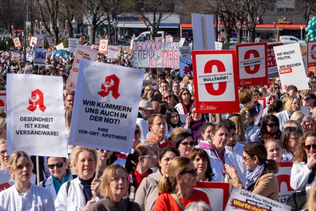 Unter dem Motto Uns gibt s nicht zum Niulltarif protestieren in Berliner mehrere tausend Apotheker. Die Apotheken fordern höhere Honorare und befürchten ein unzureichenden Medikamentenversorgung, wenn die derzeitige Schließungswelle weiter anhält. Under the slogan We won t work for free, several thousand pharmacists are protesting in Berlin. The pharmacies are demanding higher fees and fear that the supply of medications will be insufficient if the current wave of closures continues. Apotheken-Protest in Berlin und Brandenburg *** Under the slogan We wont work for free, several thousand pharmacists are protesting in Berlin The pharmacies are demanding higher fees and fear that the supply of medications will be insufficient if the curr sp2026032121692.jpg