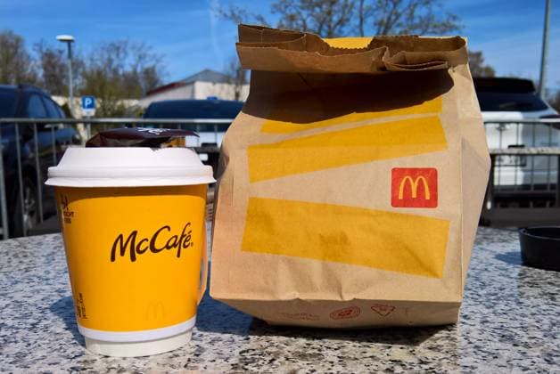 Die McDonalds Corporation ist ein US-amerikanischer Betreiber und Franchisegeber von weltweit vertretenen Schnellrestaurants und der umsatzstärkste Fastfood-Konzern der Welt. McDonalds, kleiner McCafe to-go-Becher. *** The McDonalds Corporation is an American operator and franchisor of fast food restaurants worldwide and the worlds largest fast food company in terms of sales McDonalds, small McCafe to go cup