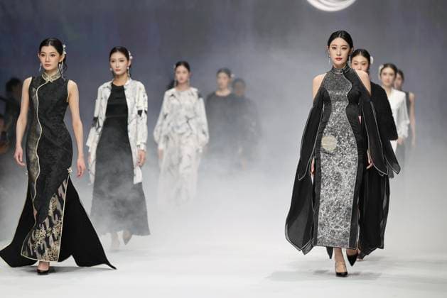 BEIJING, CHINA - MARCH 27: Models walk the runway at the GUANJU collection by designer Guan Yazheng on day 8 of China Fashion Week 2026 (Spring) at 798Â·751 PARK on March 27, 2026 in Beijing, China.  Copyright: xChinaxNewsxServicex 111631119054