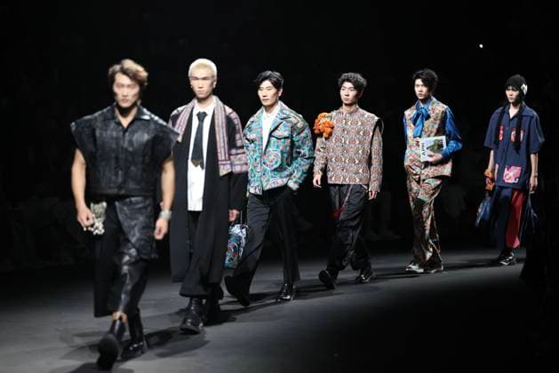 BEIJING, CHINA - MARCH 27: Models walk the runway at the Gu axin collection by designer Yang Chunlin on day 8 of China Fashion Week 2026 (Spring) at 798Â·751 PARK on March 27, 2026 in Beijing, China.  Copyright: xChinaxNewsxServicex 111631060565