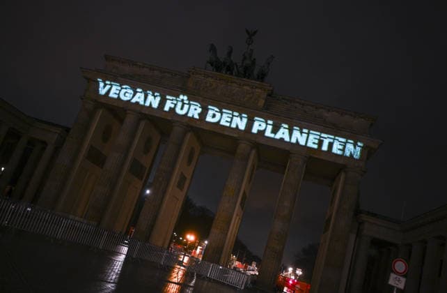 Brandenburg Gate lights switched off in Berlin for Earth Hour BERLIN, GERMANY - MARCH 28: A projection reading Vegan for the Planet is displayed on the Brandenburg Gate as its lights are switched off during the Earth Hour event organized by the World Wide Fund for Nature to raise awareness about global climate change, while environmental activists gather in Berlin, Germany, on March 28, 2026. Halil Sagirkaya Anadolu Berlin Germany. Editorial use only. Please get in touch for any other usage.  Copyright: x2026xAnadoluxHalilxSagirkayax