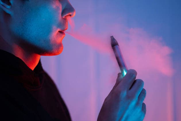 nahaufnahme eines mannes, der eine elektronische zigarette raucht. farbiges licht close-up of a man smoking an electronic cigarette. colored light (License=RF) ,model released, Symbolfoto Copyright: xZoonar.com PavelxMarysx 24829315 ,model released, Symbolfoto ,property released