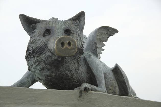 Skulptur GrünGürtel-Tier von Robert Gernhardt 2005, Fabelwesen, Schweinefigur mit Flügel, Moderne Kunst, Fantasiewesen, Nase, Bronzeskulptur, Freisteller, Regionalpark RheinMain, Rhein, Main, Bonames, Frankfurt am Main, Hessen, Deutschland, Europa Europa Greenbelt animal sculpture by Robert Gernhardt 2005, mythical creature, pig figure with wing, modern art, fantasy creature, nose, bronze sculpture, cutout, RheinMain Regional Park, Rhine, Main, Bonames, Frankfurt am Main, Hesse, Germany, Europe Europe Copyright: imageBROKER GeraldxAbele iblgda17164134.jpg
