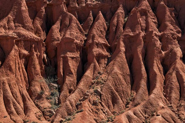 Creative Highlights World roter, rauer Sandstein, natürliche Kulisse red rugged sandstone, natural landscape background. eroded soil close up. dry climate, erosion, canyon area. amazing drawings of nature (License=RF) Copyright: xZoonar.com EkaterinaxIakimenkox 24830017