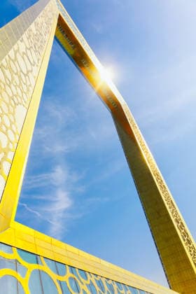 Creative Highlights World Dubai Bilderrahmen. Größter Goldrahmen für Fotos. Menschen, die an einem architektonischen Wahrzeichen und einer hohen Aussichtsplattform im Zabeel Park, Dubai, VAE, vorbeigehen Dubai, UAE - December 9, 2024: Dubai Picture Frame. Largest gold frame for photos. People walking past architectural landmark and high observation deck in Zabeel park. Vertical photo (License=RF) Copyright: xZoonar.com LARISAxSHPINEVAx 24830870