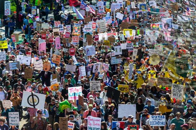 March 28, 2026, Portland, Oregon, USA: Demonstrators march during the No Kings 3 rally on Saturday, March 28, 2026 in Portland, Oregon. Portland USA - ZUMAh206 20260328_znp_h206_023 Copyright: xBenjaminxHansonx