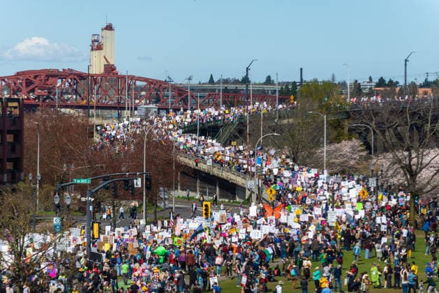 March 28, 2026, Portland, Oregon, USA: Demonstrators march onto Steel Bridge during the No Kings 3 rally on Saturday, March 28, 2026 in Portland, Oregon. Portland USA - ZUMAh206 20260328_znp_h206_025 Copyright: xBenjaminxHansonx