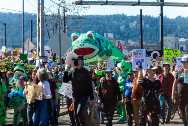 March 28, 2026, Portland, Oregon, USA: Demonstrators march onto Steel Bridge during the No Kings 3 rally on Saturday, March 28, 2026 in Portland, Oregon. Portland USA - ZUMAh206 20260328_znp_h206_026 Copyright: xBenjaminxHansonx