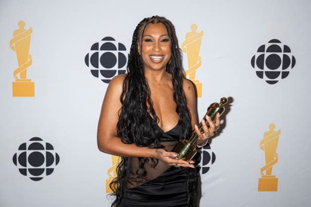 March 28, 2026, Hamilton, On, Canada: Melanie Fiona poses for photos after winning Traditional R&B Soul Recording of the Year during the 2026 Juno Awards Gala in Hamilton, Saturday, March 28, 2026. Hamilton Canada  - ZUMAc35_ 20260328_zaf_c35_225 Copyright: xNickxIwanyshynx
