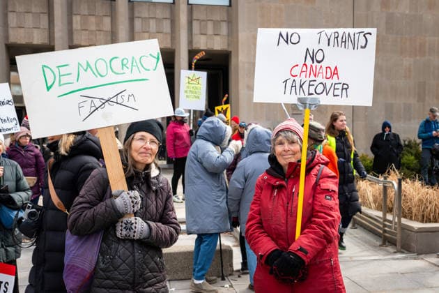 No Tyrants rally in Toronto, Canada - 28 Mar 2026 Protesters and attendees march together northbound on University Avenue in Toronto for the ‘No Tyrants’ rally held in Toronto. Hundreds of demonstrators gathered in Toronto on Saturday for the No Tyrants rally, the name used in countries with constitutional monarchies for the broader No Kings movement opposing U.S. President Donald Trump. Organized in part by Democrats Abroad, the event drew a large crowd that included many self-identified American citizens living in Canada. Marchers sang and carried signs as they walked through downtown Toronto streets near the U.S. Consulate. The Toronto action was part of a global day of protest, with more than 3,100 events organized across all 50 Copyright: xStaceyxNewmanx xSOPAxImagesx StaceyNewman-8336