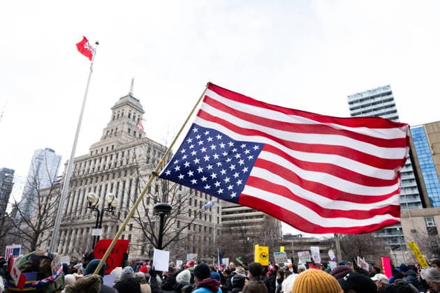 No Tyrants rally in Toronto, Canada - 28 Mar 2026 Protesters wave a U.S. flag that is inverted, an official signal of dire distress regarding extreme danger to life or property, according to the U.S. Flag Code, at the No Tyrants rally in Toronto. Hundreds of demonstrators gathered in Toronto on Saturday for the No Tyrants rally, the name used in countries with constitutional monarchies for the broader No Kings movement opposing U.S. President Donald Trump. Organized in part by Democrats Abroad, the event drew a large crowd that included many self-identified American citizens living in Canada. Marchers sang and carried signs as they walked through downtown Toronto streets near the U.S. Consulate. The Toronto action was part of a g Copyright: xStaceyxNewmanx xSOPAxImagesx StaceyNewman-8432