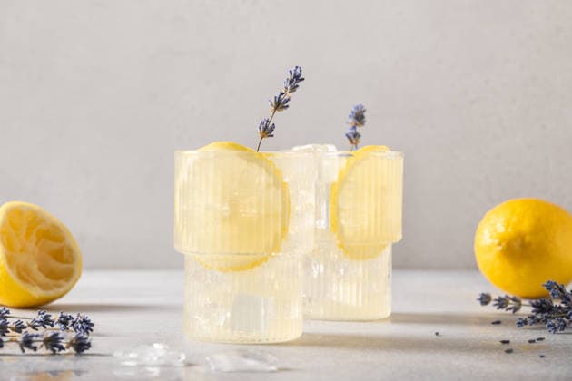 Kalt aufgegossenes Detox-Wasser oder Limonade mit Zitrone und Lavendel. Cold infused detox water or lemonade with lemon and lavender. Summer soft drinks for freshness party. (License=RF) Copyright: xZoonar.com SvetlanaxLazhkox 24840378