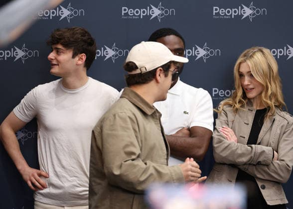 Exclusive Noah Schnapp, Gaten Matarazzo, Natalia Dyer, Caleb Mclaughlin at the SFM9 Stranger Things Cult Series Convention at the Villepinte Exhibition Center on March 28, 2026 Denis Guignbourg Bestimage Exclusive For Germany call for price SFM9 Stranger Things Cult Series Convention at the Villepinte Exhibition Center on March 28, 2026 Paris France  Copyright: xDenisxGuignebourgx xBestimagexDenisxGuignebourgx xBestimagex