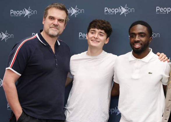 Exclusive David Harbour, Noah Schnapp, Caleb Mclaughlin at the SFM9 Stranger Things Cult Series Convention at the Villepinte Exhibition Center on March 28, 2026 Denis Guignbourg Bestimage Exclusive For Germany call for price SFM9 Stranger Things Cult Series Convention at the Villepinte Exhibition Center on March 28, 2026 Paris France  Copyright: xDenisxGuignebourgx xBestimagexDenisxGuignebourgx xBestimagex