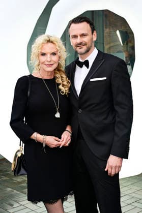 Victoria Herrmann mit Ehemann David Böthig bei der 9. Windflüchter Charity Gala 2026 zu Gunsten der Stiftung Betroffen˜ im Störtebeker Brauquartier. Stralsund, 28.03.2026