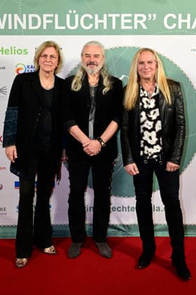 Rüdiger Barton, Hans-Jürgen Reznicek und Uwe Hassbecker von Silly bei der 9. Windflüchter Charity Gala 2026 zu Gunsten der Stiftung Betroffen˜ im Störtebeker Brauquartier. Stralsund, 28.03.2026