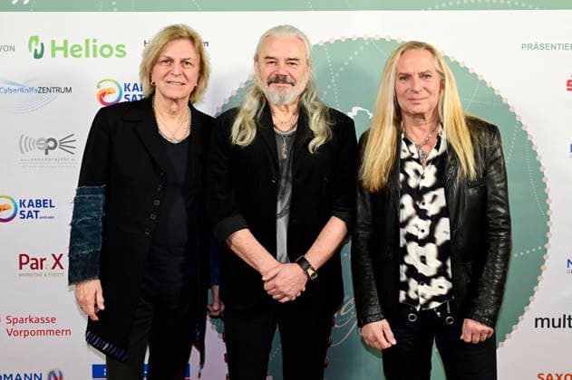 Rüdiger Barton, Hans-Jürgen Reznicek und Uwe Hassbecker von Silly bei der 9. Windflüchter Charity Gala 2026 zu Gunsten der Stiftung Betroffen˜ im Störtebeker Brauquartier. Stralsund, 28.03.2026