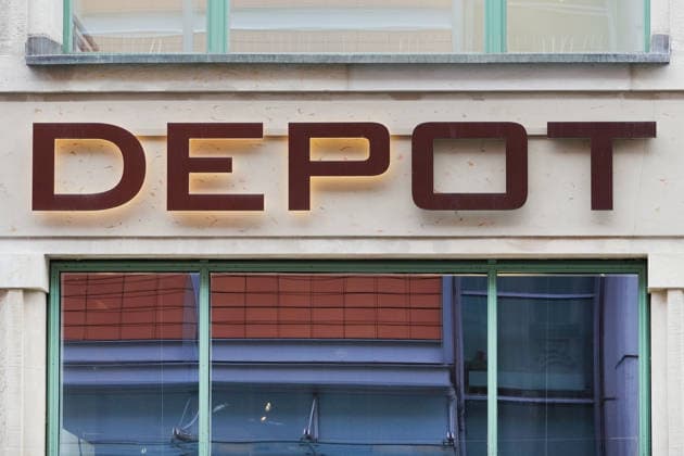 Handelsunternehmen DEPOT, Dekorationsartikel, Logo über dem Eingang zu einem Geschäft *** Trading company DEPOT, Decorative items, Logo via the Entrance to a Shop 1131608783