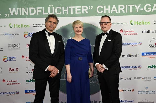 Matthias Birth, Manuela Schwesig und Thomas Knüppel bei der 9. Windflüchter Charity Gala 2026 zu Gunsten der Stiftung Betroffen˜ im Störtebeker Brauquartier. Stralsund, 28.03.2026 Copyright: xMatthiasxWehnertx