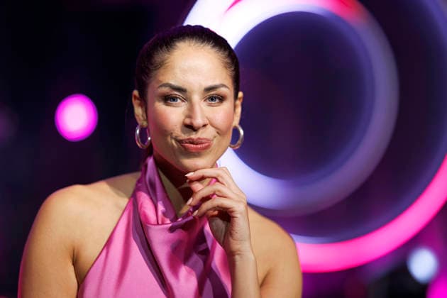 Comedienne Negah Amiri als Moderatorin bei der ARD Show Ladies Night Youngstars , der einzigen Comedy- und Kabarettshow mit rein weiblicher Besetzung im deutschsprachigen Fernsehen. Köln, 25.03.2026 NRW Deutschland Copyright: xChristophxHardtx