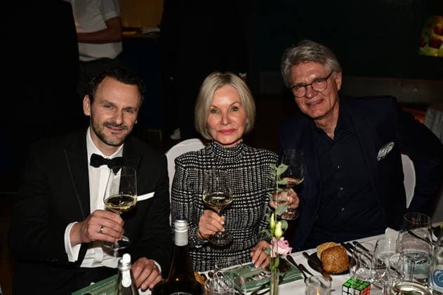David Böthig, Ulrike Escher und Peter Escher bei der 9. Windflüchter Charity Gala 2026 zu Gunsten der Stiftung Betroffen˜ im Störtebeker Brauquartier. Stralsund, 28.03.2026 Copyright: xMatthiasxWehnertx
