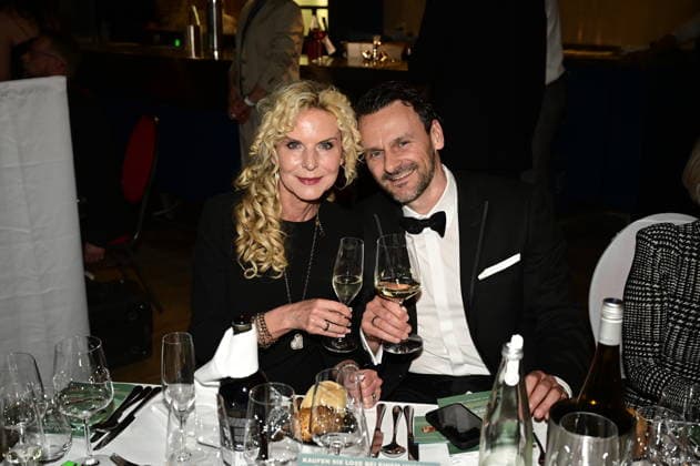 Victoria Herrmann mit Ehemann David Böthig bei der 9. Windflüchter Charity Gala 2026 zu Gunsten der Stiftung Betroffen˜ im Störtebeker Brauquartier. Stralsund, 28.03.2026 Copyright: xMatthiasxWehnertx