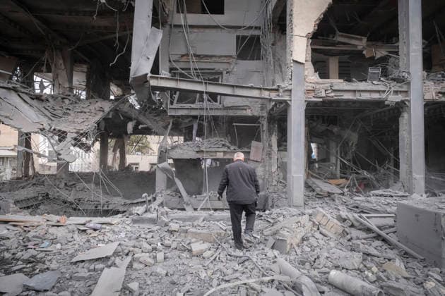 U.S.-Israeli Military Campaign In Iran A man walks among the ruins of a commercial-office building affected during military operations in a residential area of Tehran, Iran, on March 29, 2026. Tehran Tehran Iran  Copyright: xMortezaxNikoubazlx originalFilename: nikoubazl-usisrael260329_npXFn.jpg