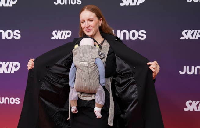Entertainment Bilder des Tages #2 March 29, 2026, Hamilton, On, CANADA: Hayley Gene Penner, nominated for Songwriter of the Year (Non-Performer) on the orange carpet with her three-month old, Maggie, poses at the Junos in Hamilton, Ontario, Canada on Sunday, March 29, 2026. Hamilton CANADA  - ZUMAc35_ 20260329_zaf_c35_085 Copyright: xPeterxPowerx