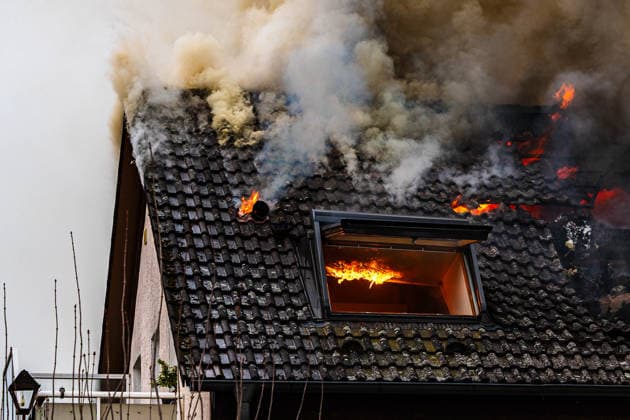 News Bilder des Tages #2 Massiver Gebäudebrand in Weiterstadt - Feuerwehr im Großeinsatz Am 29.03.2026 brach gegen 17:23 Uhr in einem Mehrfamilienhaus im Weiterstädter Stadtteil Riedbahn ein Brand aus, der von einem Balkon auf Wohnungen und das Dachgeschoss übergriff. Im Dachbereich kam es zu Durchzündungen. Rund 130 Einsatzkräfte der Stadtteilwehren Weiterstadt, der Berufsfeuerwehr Darmstadt, der Feuerwehren Erzhausen und Griesheim sowie der Werkfeuerwehr Merck bekämpften das Feuer. Das Gebäude ist nicht mehr bewohnbar, die 14 Bewohner wurden anderweitig untergebracht. Brandursache und Schadenshöhe sind ungeklärt, die Polizei ermittelt. Weiterstadt Riedbahn Hessen Deutschland *** Massive building fire in Weiterstadt Fire brigade deployed on a large scale