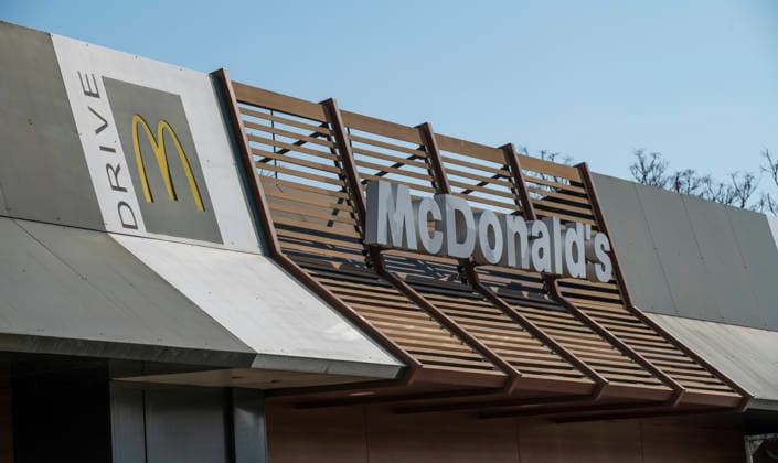 Nitra, Slowakei ? 15. März 2026 ? Außenansicht einer McDonald?s-Filiale in Nitra, Slowakei. Nitra, Slovakia - March, 15, 2026 - Exterior of McDonald s Store in Nitra. Slovakia. (License=RM) Copyright: xZoonar.com StefanxSutkax 24845331