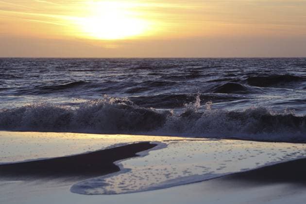 Sonnenuntergang am Strand, Wellen, Wasser, Meer, Sandstrand, Brandung, Abendrot, Priel, Wattenmeer, Nationaal Park Duinen, Nordseeküste, Horizont, Texel, Nordholland, Holland, Niederlande Sunset on the beach, waves, water, sea, sandy beach, surf, sunset, priel, Wadden Sea, Nationaal Park Duinen, North Sea coast, horizon, Texel, North Holland, Netherlands, Netherlands Copyright: imageBROKER GeraldxAbele iblgda17166092.jpg