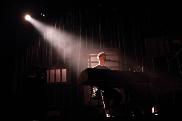 Manuel Bittorf alias Betterov bei einem Konzert im Huxleys Neue Welt in Berlin, 29. März 2026. Betterov Konzert Berlin