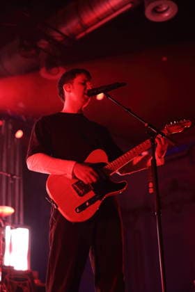 Manuel Bittorf alias Betterov bei einem Konzert im Huxleys Neue Welt in Berlin, 29. März 2026. Betterov Konzert Berlin